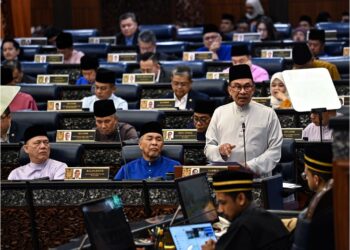 ANWAR Ibrahim membentangkan Belanjawan 2025 di Dewan Rakyat, semalam. – JABATAN PENERANGAN MALAYSIA