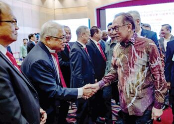 ANWAR Ibrahim bersalaman dengan tetamu ketika hadir pada Mesyuarat Agung Tahunan (AGM) Ke-78 Gabungan Dewan Perniagaan dan Perindustrian Cina Malaysia (ACCIM), semalam. 
– PEJABAT PERDANA MENTERI