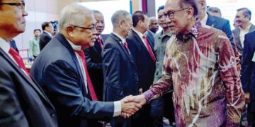 ANWAR Ibrahim bersalaman dengan tetamu ketika hadir pada Mesyuarat Agung Tahunan (AGM) Ke-78 Gabungan Dewan Perniagaan dan Perindustrian Cina Malaysia (ACCIM), semalam. 
– PEJABAT PERDANA MENTERI