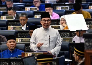 ANWAR Ibrahim ketika membentangkan Belanjawan Madani 2025 di Dewan Rakyat, kelmarin.