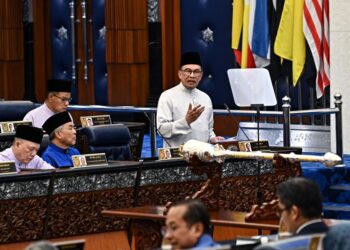 ANWAR Ibrahim semasa membentangkan Belanjawan 2025 di Dewan Rakyat, di sini hari ini. - IHSAN JABATAN PENERANGAN