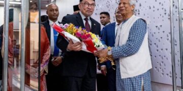 ANWAR Ibrahim disambut Muhammad Yunus semasa tiba di Lapangan Terbang Antarabangsa Hazrat Shahjalal, Dhaka, Bangladesh. - FB ANWAR IBRAHIM