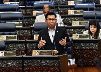 MOHAMAD Alamin ketika menjawab soalan-soalan wakil 
rakyat di Dewan Rakyat, semalam.