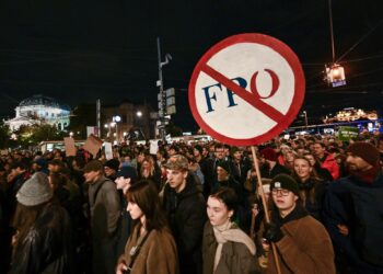 PENUNJUK perasaan memegang sepanduk menolak FPOe ketika menyertai protes di hadapan University Vienna di Austria.-AFP