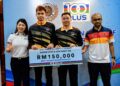 Aaron-Wooi Yik bersama Leong Wai Yin (kiri) pada  Majlis Penyampaian Insentif Sukan Olimpik 2024 Paris oleh 100Plus di MSN, Bukit Jalil, Kuala Lumpur, semalam.