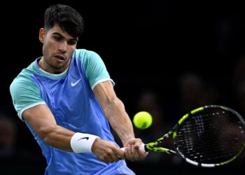 Carlos Alcaraz membalas bola pukulan Nicolas Jarry dalam saingan Paris Masters di Accor Arena - Palais Omnisports de Paris-Bercy, hari ini. - AFP