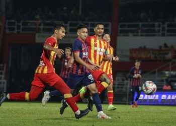 PENYERANG JDT, Arif Aiman Hanapi cuba melepasi dua pemain Selangor FC dalam aksi Liga Super di Stadium Bandaraya Petaling Jaya, Ahad lalu. JDT menang 3-0. - UTUSAN/AMIR KHALID