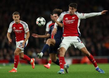 PEMAIN tengah Paris Saint-Germain, Vitinha dicabar pemain Arsenal, Kai Havertz dalam saingan Liga Juara-Juara di London. Arsenal menang 2-0. - AFP