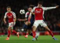 TONGGAK tengah Paris Saint-Germain (PSG), Vitinha (tengah) diasak pemain Arsenal, Kai Havertz dalam saingan Liga Juara-Juara di Stadium Emirates, London, semalam. Arsenal menang 2-0. – AFP