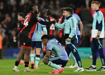 PENYERANG Arsenal dari Brazil, Gabriel Jesus jelas kecewa selepas pasukannya tewas 2-0 kepada Bournemouth, pagi ini. - AFP