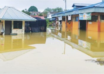 PASAR Besar Mentakab ditutup bermula semalam kerana dinaiki air banjir. – UTUSAN/SALEHUDIN MAT RASAD