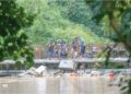 PENDUDUK membantu membersihkan barangan dihanyutkan banjir yang tersangkut pada sebuah jambatan di Kampung Alor Madi, Anak Bukit di Alor Setar. – UTUSAN/ SHAHIR NOORDIN