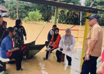 MOHD. Zolkafly Harun (kanan) bersama penduduk yang terjejas banjir di Sungai Siput. - UTUSAN