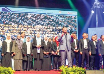 Mohd. Ekhwan Toriman menyampaikan ucapan kepada para pelajar sempena majlis Amanat Naib Canselor dan Bacaan Ikrar di Dewan Canselor Tun Abdul Razak (DECTAR), Universiti Kebangsaan Malaysia (UKM), Bangi, semalam. – UTUSAN/ILHAM ZAKARIA