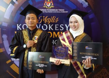 Mohammad Syaaban dan isteri, Ainul Mardiah menerima Anugerah Pengarah dan Anugerah Pelajar Cemerlang dalam konvensyen Kolej Komuniti Johor di PIS, Johor Bahru, semalam.