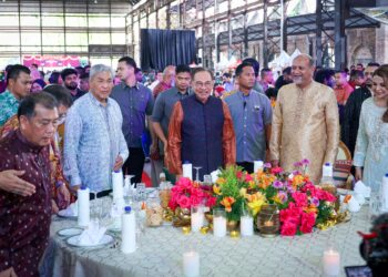 Datuk Seri Anwar Ibrahim bersama Timbalan Perdana Menteri, Datuk Seri Dr. Ahmad Zahid Hamid dan Gobind Singh Deo pada Majlis Rumah Terbuka Deepavali Madani 2024 di Sentul Depot, Kuala Lumpur semalam. -UTUSAN/ SADDAM YUSOFF