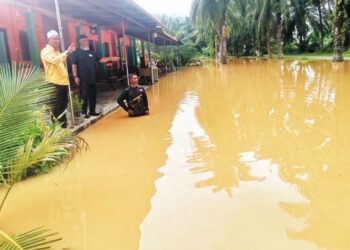 KEADAAN banjir yang mula melanda Kampung Bendang Besar, Kampung Gajah di Pasir Salak sejak semalam. 
– UTUSAN/AIN SAFRE BIDIN