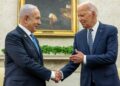 PRESIDEN AS, Joe Biden (kanan) berjabat tangan dengan Perdana Menteri Israel, Benjamin Netanyahu semasa pertemuan di White House, Washington, DC, 25 Julai lepas.- AFP