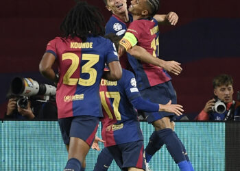 Bintang Barcelona, Robert Lewandowski (tengah) meraikan jaringan gol Raphinha (kanan) dalam saingan Liga Juara-Juara menentang Young Boys, semalam. Barcelona menang 5-0. – AFP