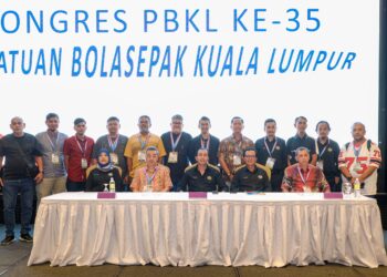 Presiden baharu Persatuan Bolasepak Kuala Lumpur, Syed Yazid Syed Omar (duduk, tengah) bergambar bersama barisan kepimpinan Jawatankuasa sesi 2024-2028 pada Kongres ke-35 Persatuan Bolasepak Kuala Lumpur 2024 di Viva Hotel di sini, hari ini.-UTUSAN/ FARIZ RUSADIO.