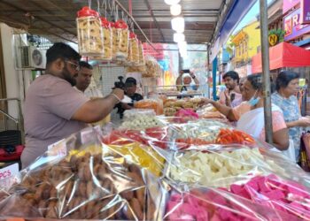 KAWASAN Little India di Lebuh Pasar, Pulau Pinang mula dipenuhi gerai-gerai yang menjual kelengkapan perayaan Deepavali yang akan disambut hujung bulan ini.