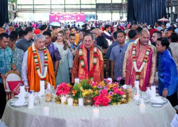 Anwar Ibrahim bersama Ahmad Zahid Hamid dan Gobind Singh Deo pada Majlis Rumah Terbuka Deepavali Madani 2024 di Sentul Depot, Kuala Lumpur semalam. -UTUSAN/SADDAM YUSOFF