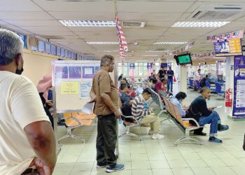 SEBAHAGIAN pengunjung menunggu giliran untuk memohon lesen B di ibu pejabat JPJ Selangor di Klang, Selangor, semalam. – UTUSAN/NURUL NAJWA HASRAN