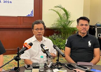 Mohd. Shafie Apdal (kiri) bersama Ketua Penerangan Warisan, Datuk Mohd. Azis Jamman dalam majlis santai bersama Presiden Warisan di Kota Kinabalu hari ini.