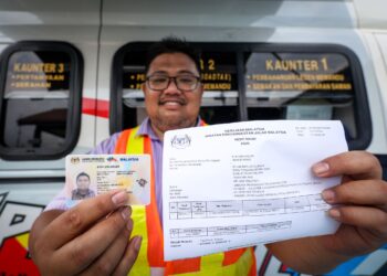 Afifi Anuar menunjukkan lesen Kelas B yang diperolehinya  pada hari pertama Sesi Ujian Penuh Pelaksanaan Program Khas Peralihan Lesen Memandu Malaysia (LMM) Kelas B2/B1 Kepada LMM Kelas B di Akademi Memandu Shah Alam (M) Sdn. Bhd, Sungai Merab Luar. Selangor semalam. -UTUSAN/ MUHAMAD IQBAL