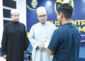 MOHD. Asri Zainul Abidin menyampaikan sumbangan zakat bernilai RM5,000 kepada bekas ahli GISBH di pejabat Perlis Centre of Wisdom, Kangar, Perlis, semalam. – UTUSAN/IZLIZAN OTHMAN