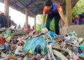 Sukarelawan mengutip sampah yang memenuhi kawasan Pulau Ketam, Kuala Perlis baru-baru ini.