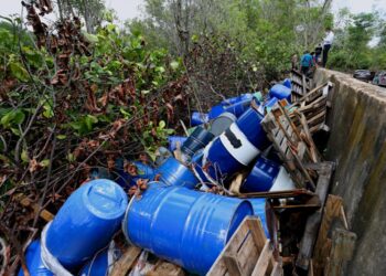 TONG dan tangki IBC yang mengandungi bahan kimia dipercayai sisa cat dan minyak ditemukan dibuang di Bukit Pelandok, Port Dickson baru-baru ini. – UTUSAN/MOHD. SHAHJEHAN MAAMIN