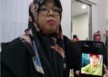 SAZILA Sarbini menunjukkan gambar Muliady Masra yang dicari untuk menjadi wali pernikahan anak perempuannya, Noor Syafiqa pada Disember nanti.