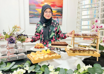 NORSYAKILA Muhamad Pauzi menerima pensijilan halal bagi produk makanannya pada 12 Februari tahun ini.