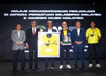 Mohd Yusoff Mahadi (tiga dari kiri) bersama Pengarah A&R Warner Music Malaysia, Raqeem Brian (tiga dari kanan), Pengarah Urusan WMM, Dinesh Ratnam (kanan) dan Setiausaha Agung FAM, Datuk Noor Azman Rahman (dua dari kiri) selepas majlis menandatangani perjanjian antara Persatuan Bola Sepak Malaysia (FAM) dan Warner Music Malaysia di Petaling Jaya, hari ini. - UTUSAN/SADDAM YUSOFF