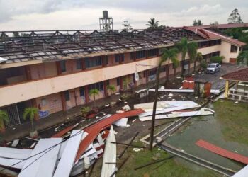 KEADAAN bumbung SMA Al Falah, Chukai yang diterbangkan angin kencang dalam kejadian ribut dan hujan lebat di Kemaman, petang tadi. - UTUSAN/NIK NUR IZZATUL HAZWANI NIK ADNAN