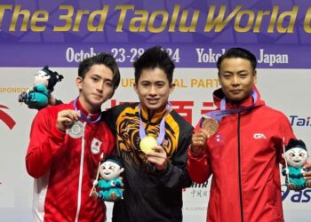 WONG Weng Son (tengah) mengungguli acara jianshu lelaki pada Piala Dunia Taolu di Yokohama, Jepun, hari ini. - IHSAN PERSEKUTUAN WUSHU MALAYSIA