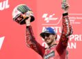 Bagnaia menjulang trofi kemenangan selepas muncul juara MotoGP Jepun, hari ini.-AFP