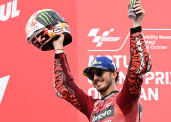 Bagnaia menjulang trofi kemenangan selepas muncul juara MotoGP Jepun, hari ini.-AFP