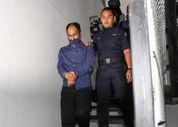 ROSMAN Jamaluddin didakwa melakukan gangguan seksual terhadap rakan setugas wanita dituduh di Mahkamah Majistret  Ipoh, semalam. - UTUSAN/MUHAMAD NAZREEN SYAH MUSTHAFA