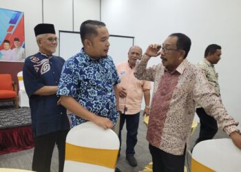 SUPARADI Md. Nor (kanan) beramah mesra dengan wartawan dalam Majlis Jalinan Mesra Antara Majlis Pimpinan Keadilan Negeri (MPN) Kelantan dengan pengamal media Kelantan di Kota Bharu, Kelantan malam tadi. UTUSAN/MUSTAQIM MOHAMED