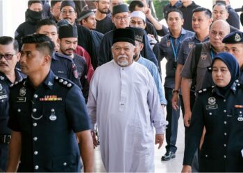 KETUA Pegawai Eksekutif GISB Holdings Sdn. Bhd. (GISBH), Datuk Nasiruddin Mohd. Ali (tengah) dan 21 lagi individu tiba di Mahkamah Selayang, bagi menghadapi tuduhan menjadi ahli kumpulan jenayah terancang, semalam. – UTUSAN/M. FIRDAUS M. JOHARI