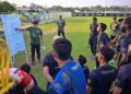 BADRUL Afzan Razali (kiri) mengendalikan sesi latihan pasukan Terengganu FC di padang latihan Stadium Sultan Mizan Zainal Abidin, Kuala Nerus, semalam.-UTUSAN/PUQTRA HAIRRY ROSLI