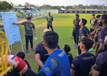 BADRUL Afzan Razali (kiri) mengendalikan sesi latihan pasukan Terengganu FC di padang latihan Stadium Sultan Mizan Zainal Abidin, Kuala Nerus, semalam.-UTUSAN/PUQTRA HAIRRY ROSLI