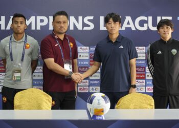 Nidzam Jamil (dua kiri) bersalaman dengan Ketua Jurulatih Jeonbuk Hyundai Motors FC, Kim Do-Heon selepas sidang akhbar pra perlawanan Liga Juara-Juara 2 (ACL2) di Stadium Majlis Bandaraya Petaling Jaya di sini, semalam. Turut sama pemain Selangor FC, Harith Haiqal (kiri) dan Pemain Jeonbuk, Choi Chul-Soon. - UTUSAN/FARIZ RUSADIO