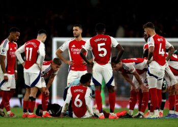 PEMAIN Arsenal berkumpul mengelilingi rakan mereka, Gabriel Magalhaes yang cedera semasa menentang Liverpool di Stadium Emirates, London, kelmarin. - AFP