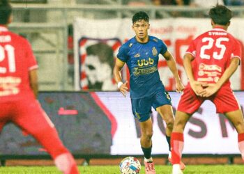 PEMAIN KL City, Haqimi Azim Rosli cuba melepasi pertahanan KDN FC pada aksi Liga Super di Stadium Bola Sepak Kuala Lumpur, malam tadi.-IHSAN KL CITY