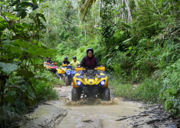 PENGAMAL media mencuba menunggang ATV pada Program Media Teghojah Nismilan di Kampung JKIN Extreme Park di Jalan Bukit Putus Lama, Seremban-Kuala Pilah hari ini.