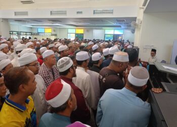 JEMAAH yang menghadiri solat jenazah  Allahyarham Nurul Kamal Zulkarnain di Masjid As-Siddiq, Seri Iskandar  dekat Parit hari ini. - UTUSAN/LIYANA RAMLI