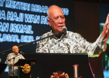 MOHD. Soffi Abd. Razak berucap pada majlis perasmian Mesyuarat Agung Pertubuhan Peladang Negeri Pahang (Pasfa) ke-51 di Bentong, Pahang. - FOTO/SALEHUDIN MAT RASAD